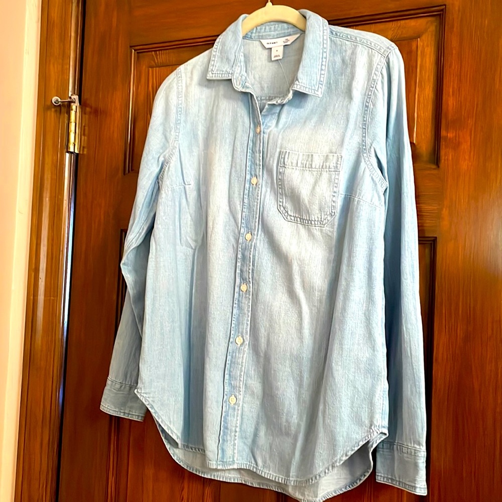 ⭐️⭐️NWT Old Navy Denim button down in light wash size medium